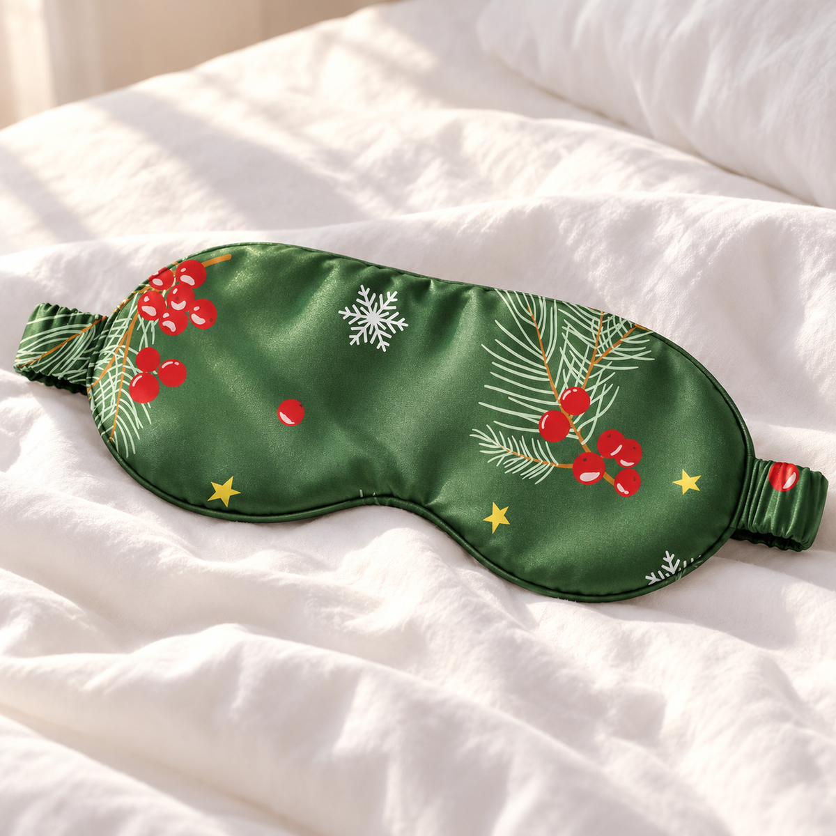 Grüne Seiden-Schlafmaske mit Weihnachtsmotiv auf weisser Bettwäsche – Silksein