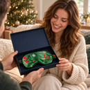 Schlafmaske mit Weihnachtsmotiv in dunkelblauer Geschenkbox zum Verschenken – Silksein