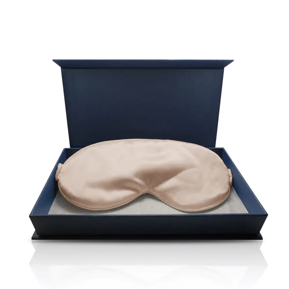Beige Schlaf-Seidenmaske aus Seide in blauer Verpackung für angenehmen Schlaf