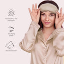 Frau mit beige Schlaf-Seidenmaske und Pyjamas für einen erholsamen Schlaf