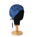 Blaue Seidenhaube mit Bändern auf Puppenkopf für seidigen Schutz und Stil