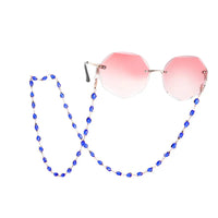 Pink getönte Sonnenbrille mit blauer Perlenkette für Brille in der Brillenkette Halskette für Brille blaue Rose