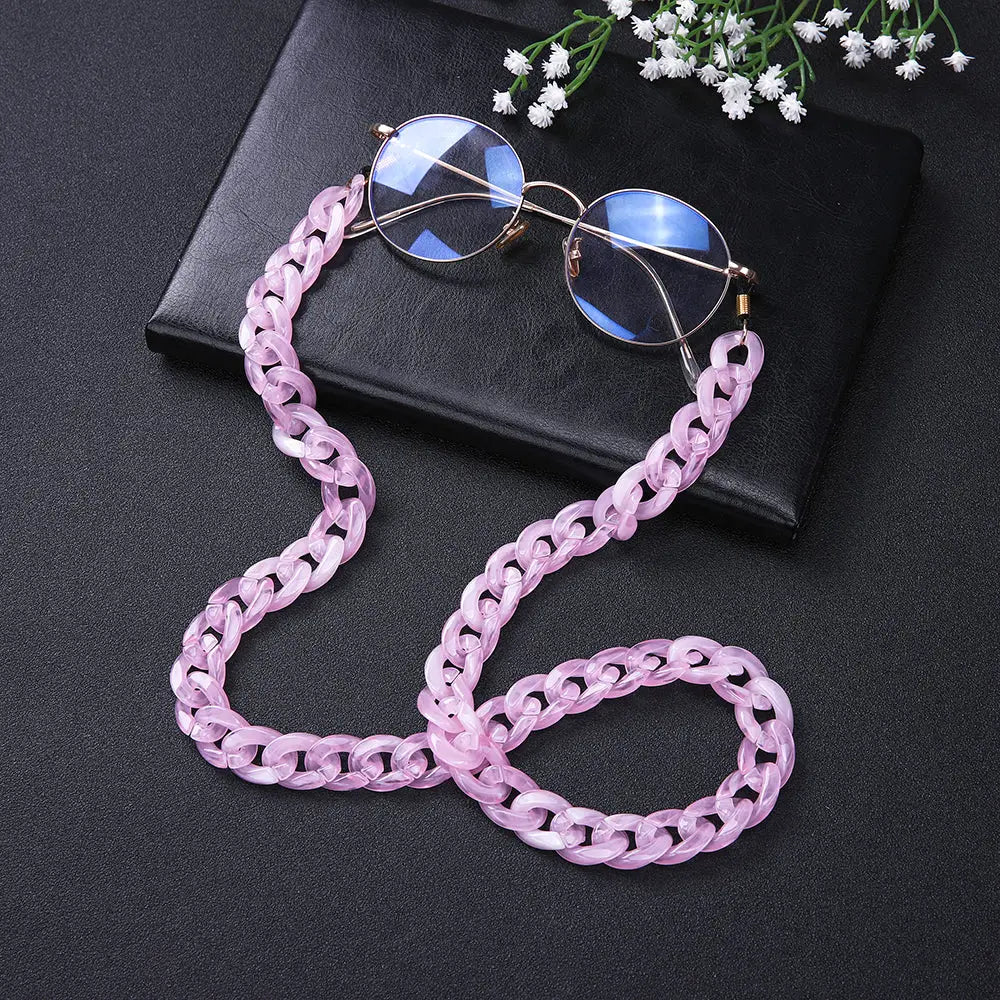 Runde Brillengläser mit hellrosa Kette als Brillenkette Halskette