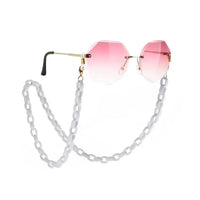 Pink getönte, facettierte Sonnenbrille mit weißer Brillenkette für Damen