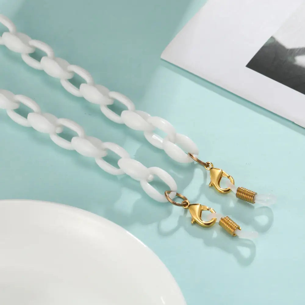 Helle weiße Brillenhalterkette mit goldfarbenen Klips für Brille