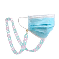 Blauer OP-Maske mit pastellfarbener Brillenkette für stylisches Accessoire