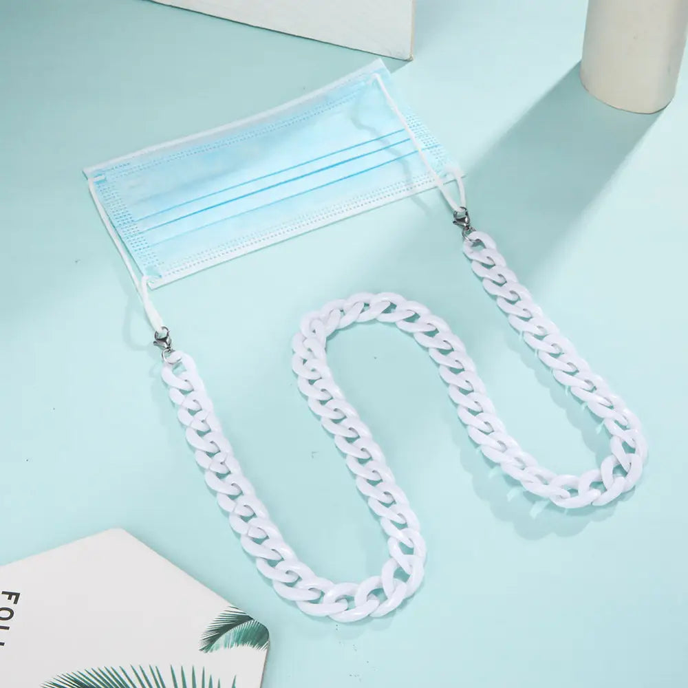 Surgical Maske mit weißen Kettenhalskette für Brille, stilvoller Schutzaccessoire