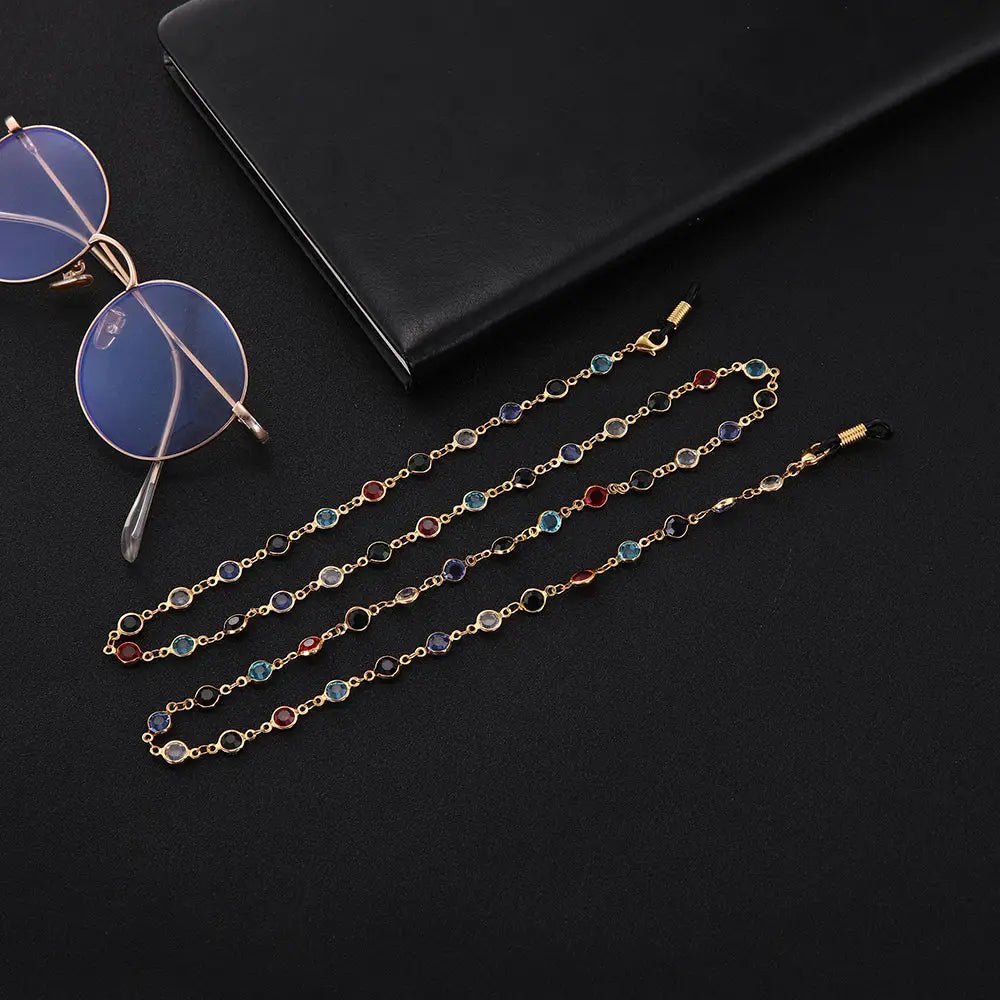 Goldene Brillenkette mit bunten Edelsteinakzenten für stilvollen Augenschutz