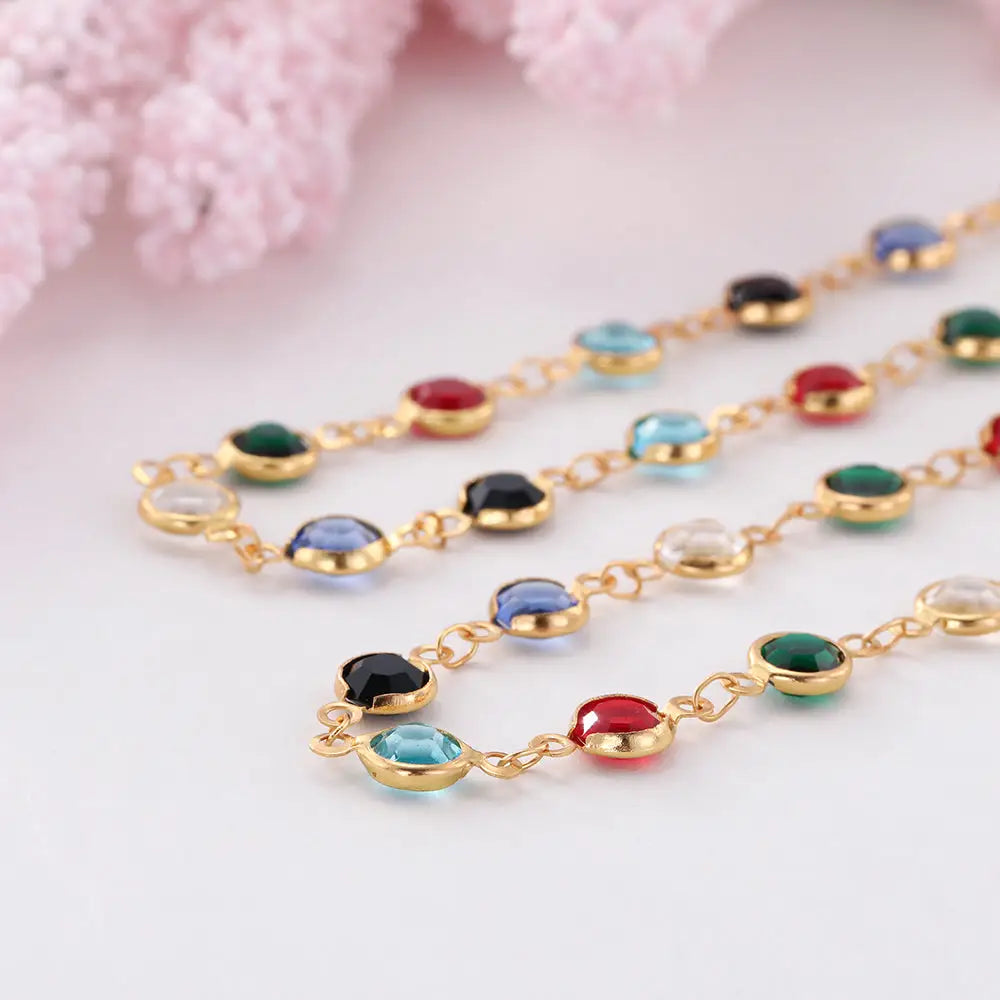 Goldene Brillenkette mit bunten Edelsteinen für stilvollen Look