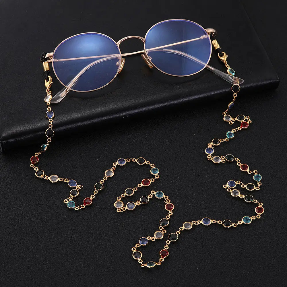 Goldrandbrille mit bunter Perlenkette für stilvollen Brillenschutz