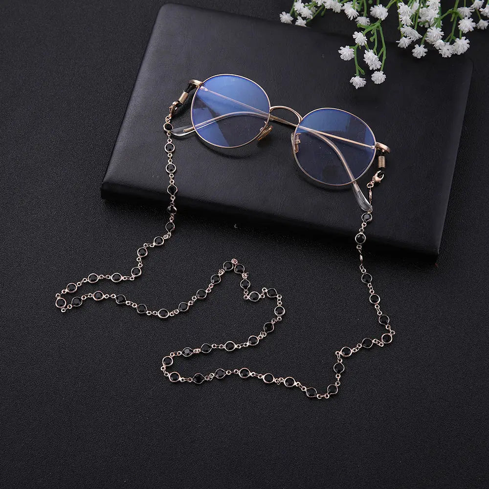 Runde Brillengläser mit schwarzer und rosafarbener Beaded Kette für Brillen