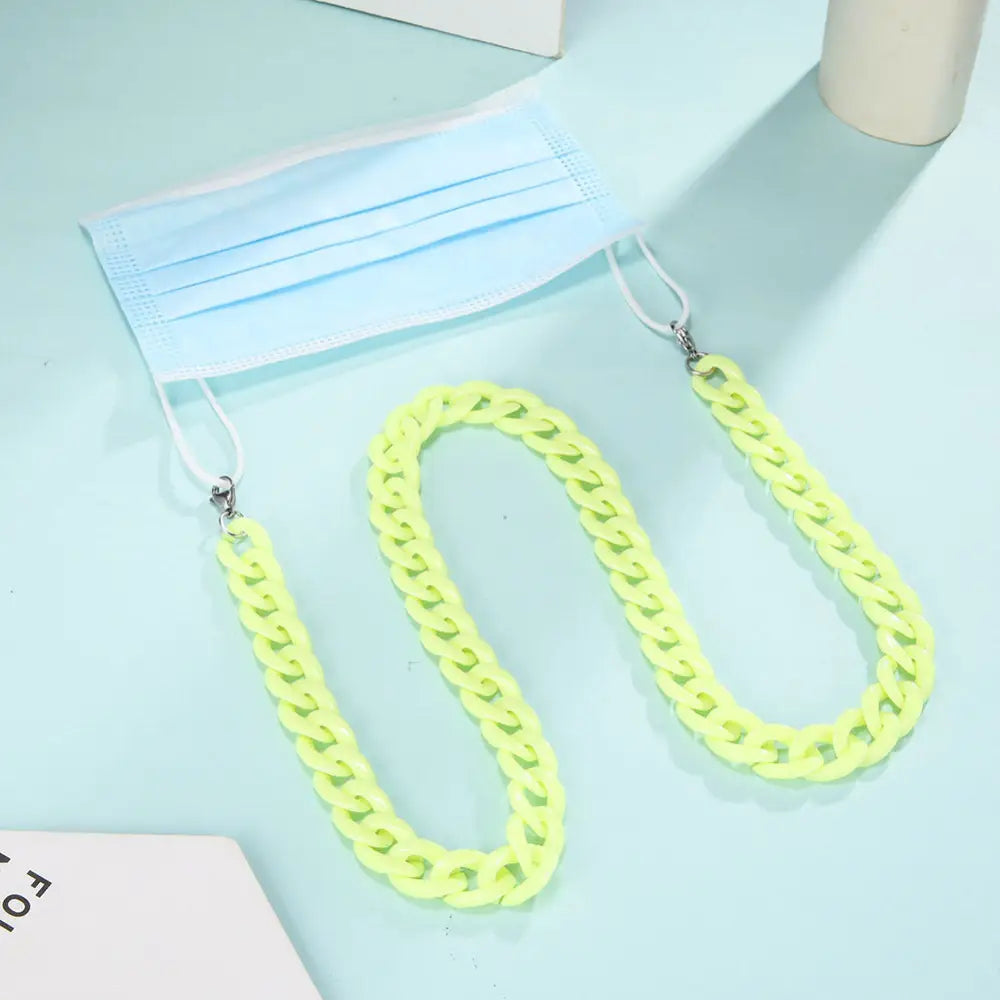 Hellblaue OP-Maske mit neon gelber Kettenhalterung für Brillen