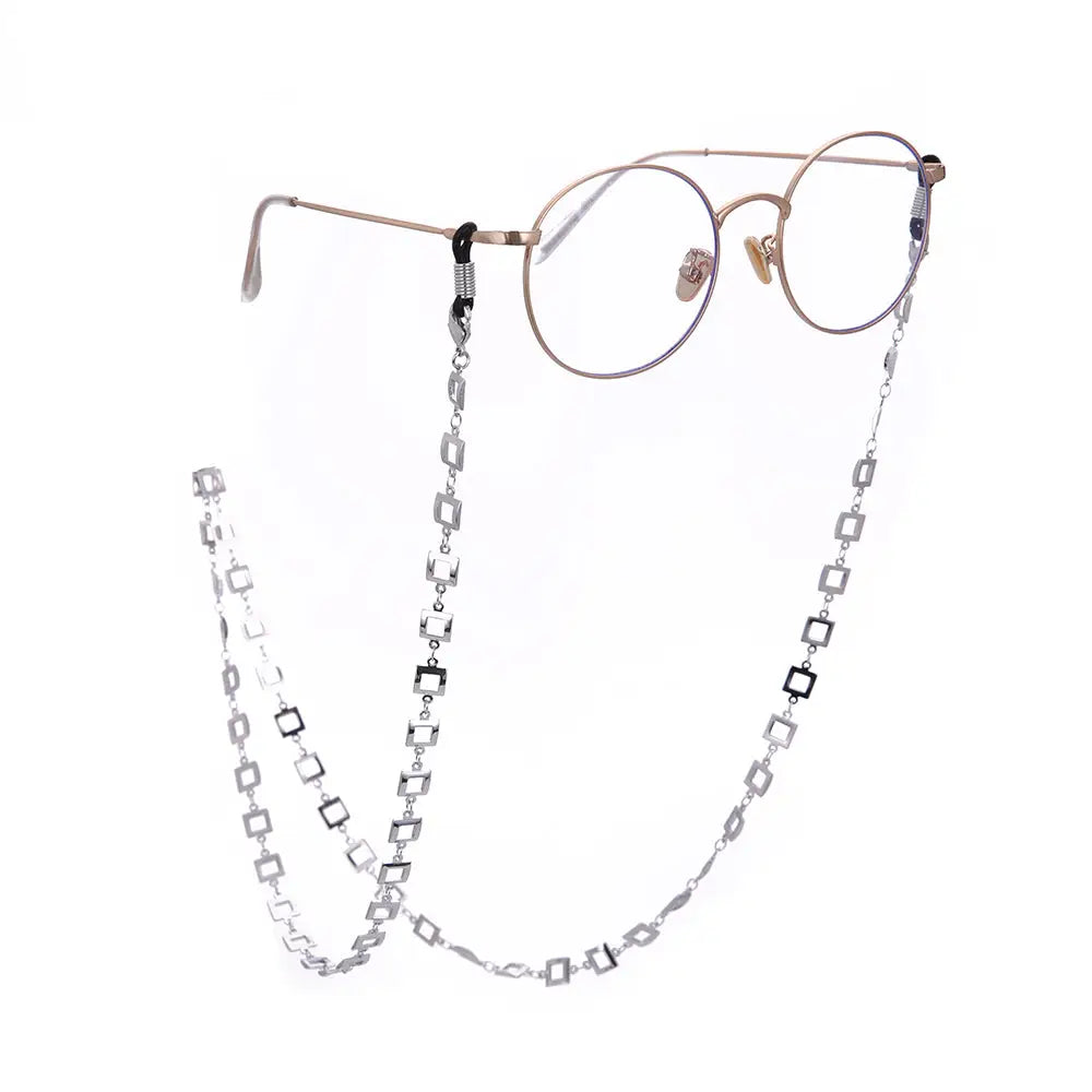 Runde Brillengläser mit silberner Kette für Brille quadratisch und stilvoll