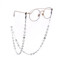 Runde Brillengläser mit silberner Kette für Brille quadratisch und stilvoll