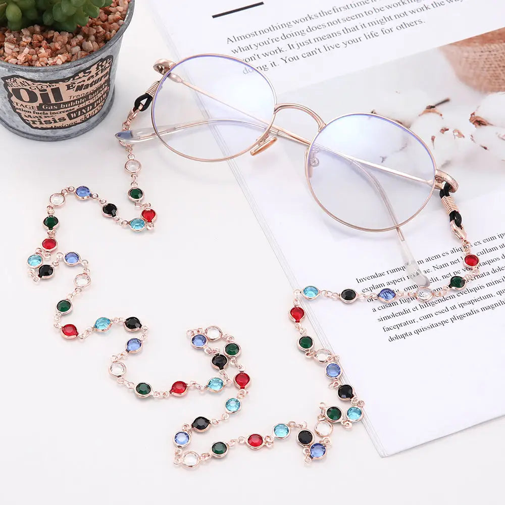 Runde Brille mit buntem Perlen-Gliedermailandenkette auf Produkt Brillenkette halter für Brillen bunte Rose