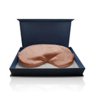 Peachfarbene Seidenschlafmaske in einer Navy-Box im Produkt Bronze Schlaf-Seidenmaske