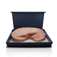 Peachfarbene Seidenschlafmaske in einer Navy-Box im Produkt Bronze Schlaf-Seidenmaske