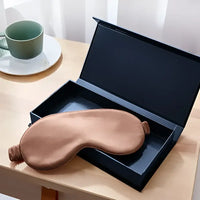 Braune Seiden-Schlafmaske in schwarzer Geschenkbox für angenehmen Schlaf