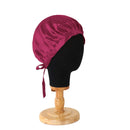 Burgunder Satin Haarbonnet auf einem Mannequin Kopf als Produkt Burgund Seidenhaube mit Bändern