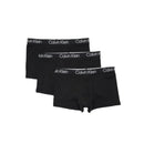 Drei schwarze Calvin Klein Unterhosen im 3er-Pack auf weißem Hintergrund