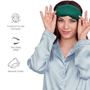 Frau mit grüner Schlaf-Seidenmaske und hellblauen Pyjamas schlafen entspannt