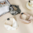 Drei Satin-Headbands auf Blau Elegantes Seidenstirnband Produktdisplay