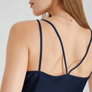 Navyblaues Seidentanktop mit Spaghettiträgern von Elegantes bieten eleganten Look