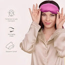 Frau trägt Fuchsia Schlaf-Seidenmaske für optimalen Schlaf und Komfort
