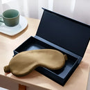 Goldene Schlaf-Seidenmaske in einer schwarzen Verpackung, luxuriös und weich