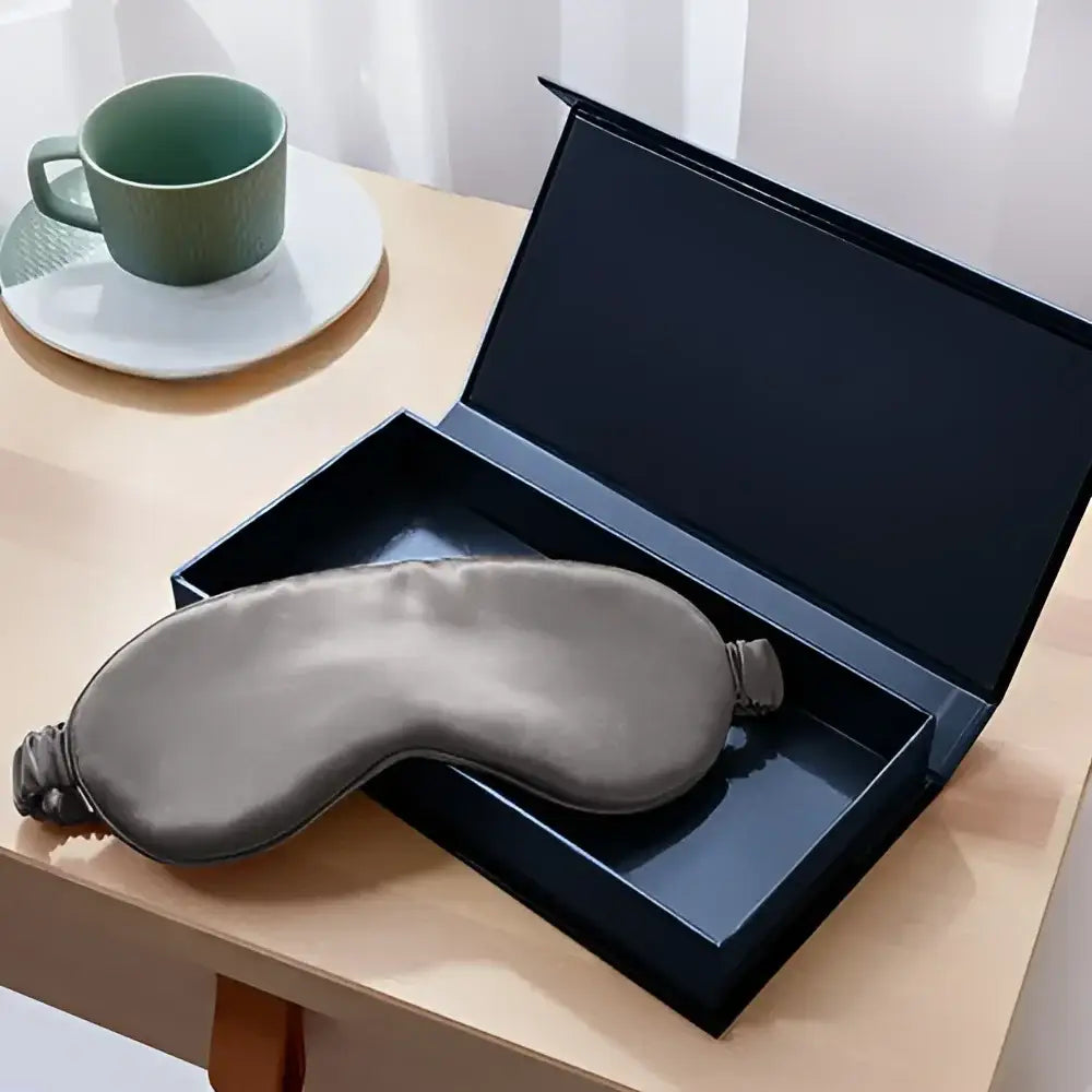 Graue Schlaf-Seidenmaske in einer schwarzen Box für erholsamen Schlaf