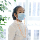 Kindergesicht mit orangener Maskenkette, Produkt Halskette für Masken Orange