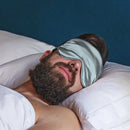 Schlafender Mann mit Hellblau Schlaf-Seidenmaske für angenehme Nachtruhe