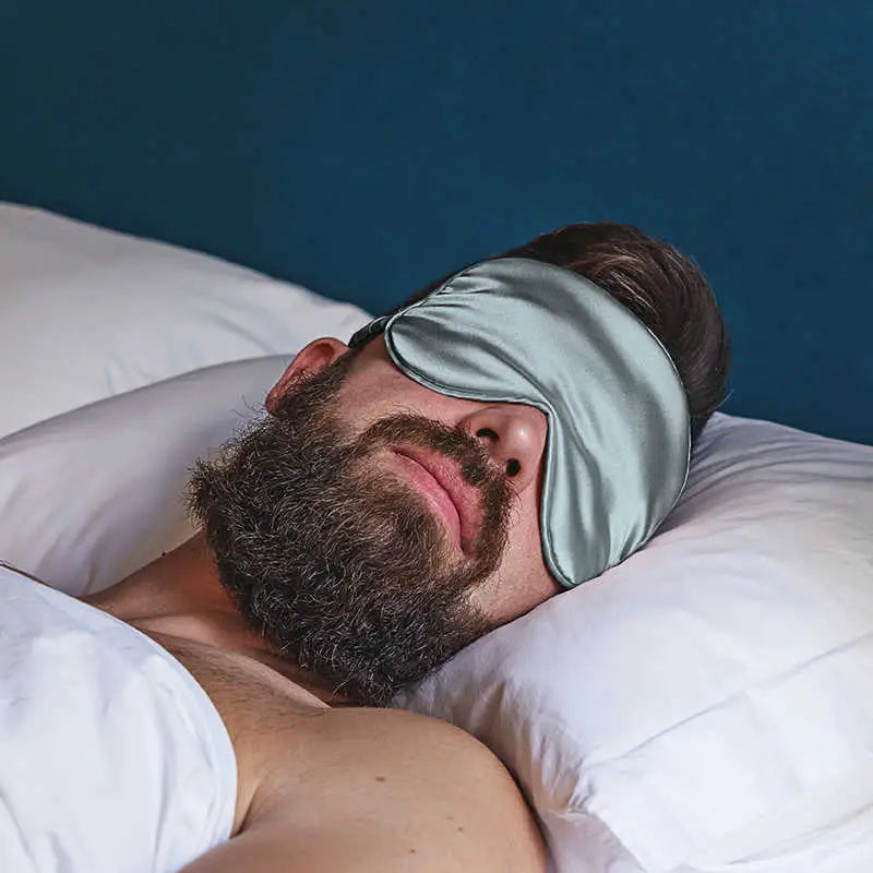 Schlafender Mann mit Hellblau Schlaf-Seidenmaske für angenehme Nachtruhe