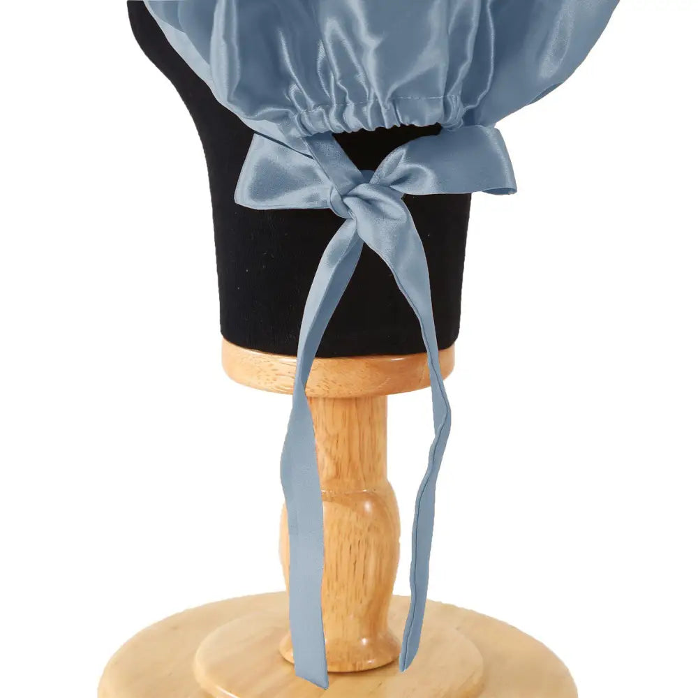 Hellblaue Seidenhaube mit Bändern und Bindegummi auf Satinstoff für Schlafkomfort