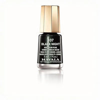 Schwarzer Nagellack Mini Color Mavala Nagellack Flasche auf weißem Hintergrund