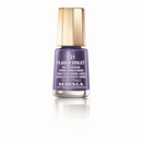 Lila Nagellack mit Goldkappe Mini Color Mavala Nagellack auf weißem Hintergrund