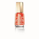 Orange Nagellack Mini Color Mavala Nagellack auf einem weißen Hintergrund