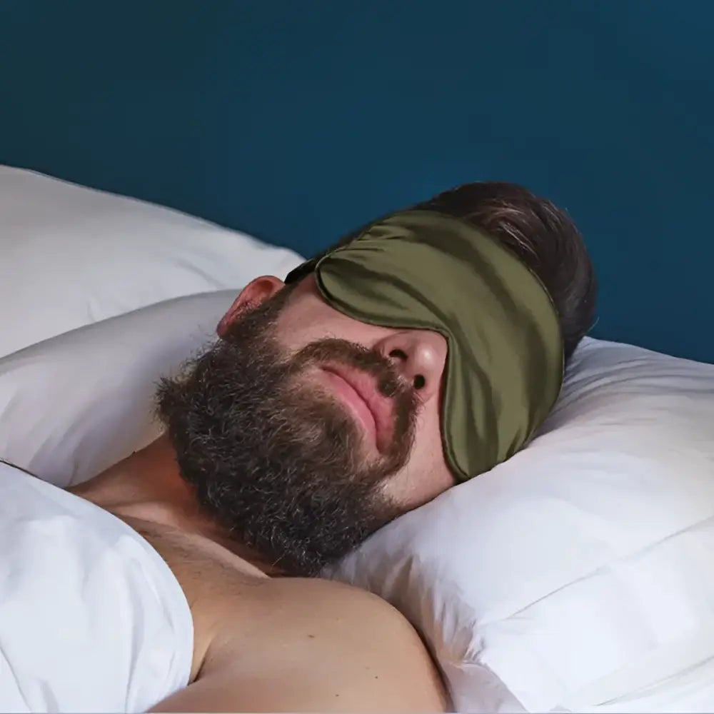Schlafender Mann mit Olive Schlaf-Seidenmaske für erholsamen Schlaf