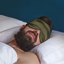 Schlafender Mann mit Olive Schlaf-Seidenmaske für erholsamen Schlaf