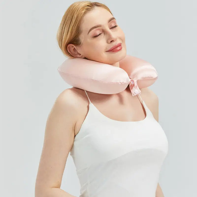 Oreiller de voyage en soie rose