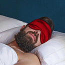 Schlafender Mann mit roter Seidenmaske der Rote Schlaf-Seidenmaske