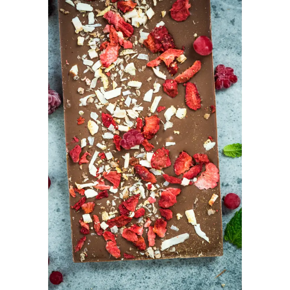 Schokoladenform mit Schokoladenriegel, getrockneten Früchten und Kokosraspeln