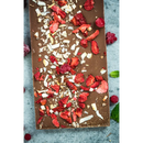 Schokoladenform mit Schokoladenriegel, getrockneten Früchten und Kokosraspeln