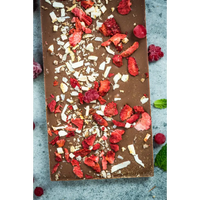 Schokoladenform mit Schokoladenriegel, getrockneten Früchten und Kokosraspeln