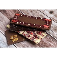 Artisan Schokoladenform mit bunten Toppings für kreative Schokoladenbars