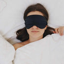 Frau trägt eine schwarze Schlaf-Seidenmaske für angenehme Nachtruhe