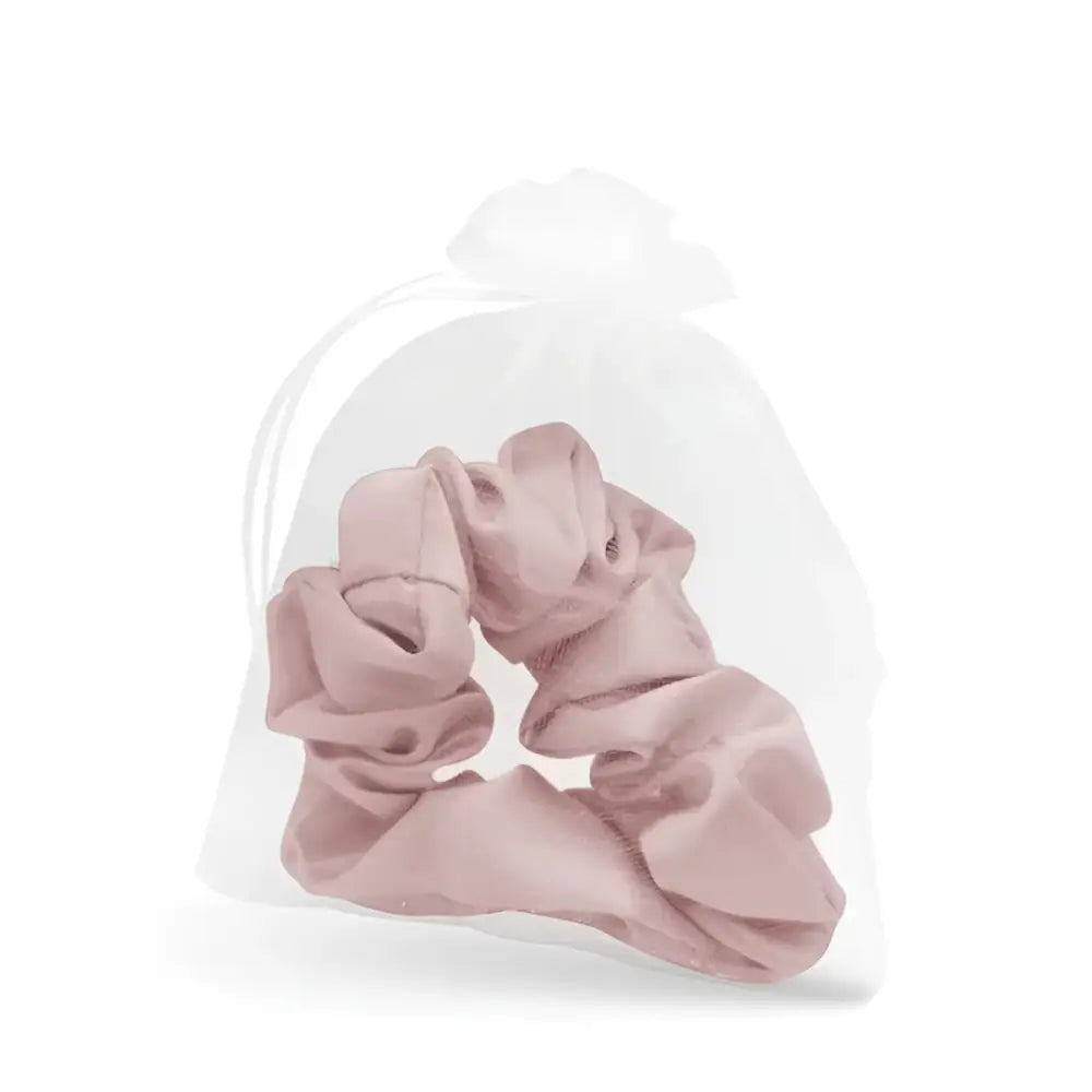 Rosa Seiden-Scrunchie in durchsichtigem Bag für stilvollen Haarschmuck