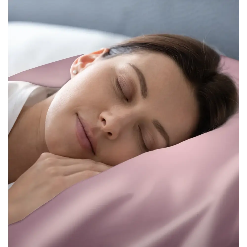 Schlafende Frau auf Rose Pink Seidenkissenbezug in elegantem Schlafzimmer
