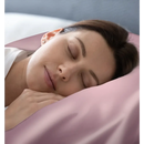 Schlafende Frau auf Rose Pink Seidenkissenbezug in elegantem Schlafzimmer