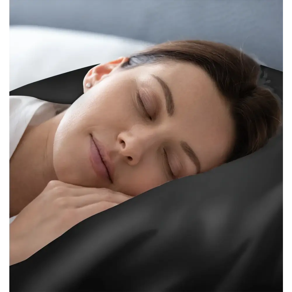 Schlafende Frau auf schwarzem Seidenkissenbezug für einen eleganten Look
